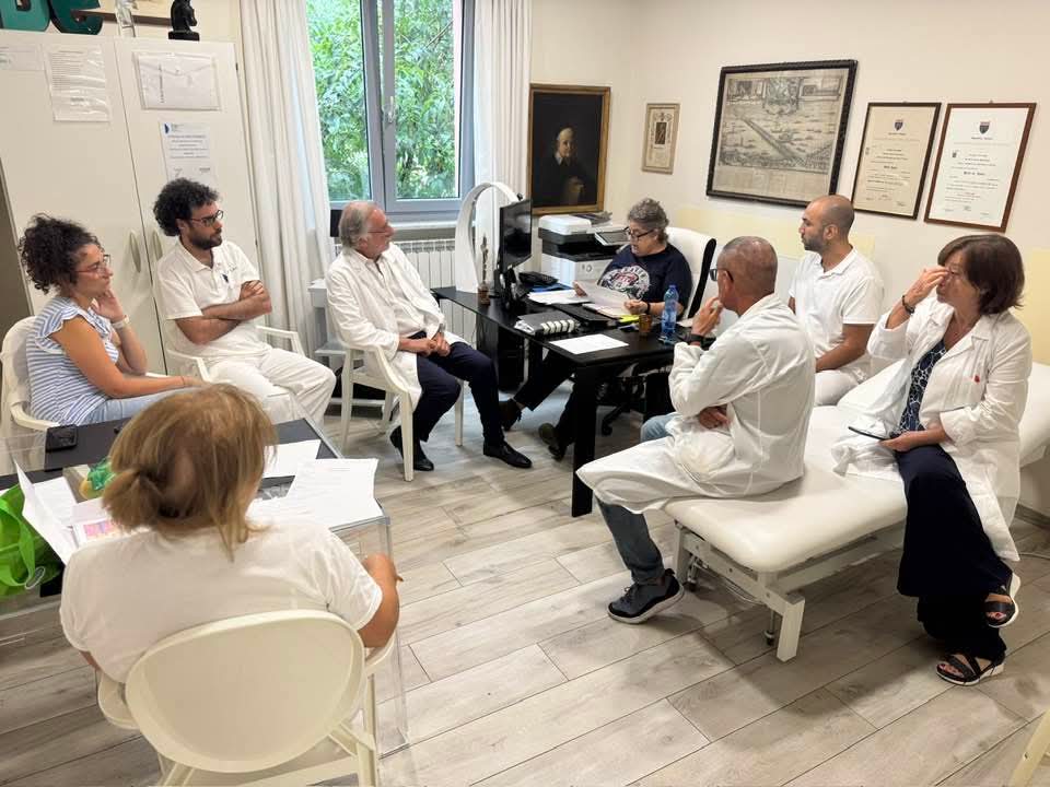 Riunione multidisciplinare dell'équipe JOY con professionisti di diverse aree riuniti attorno al tavolo