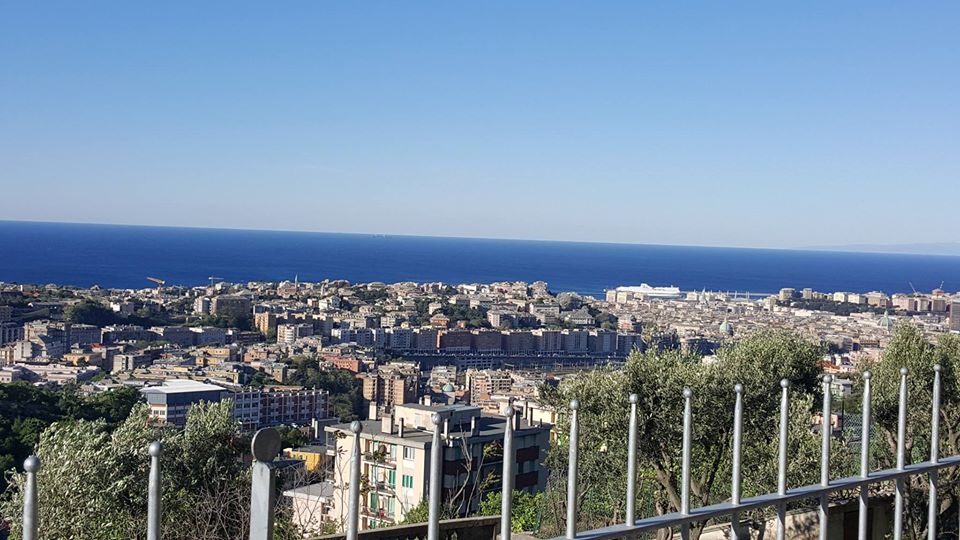 Vista dalla terrazza della struttura JOY verso Genova e il mare