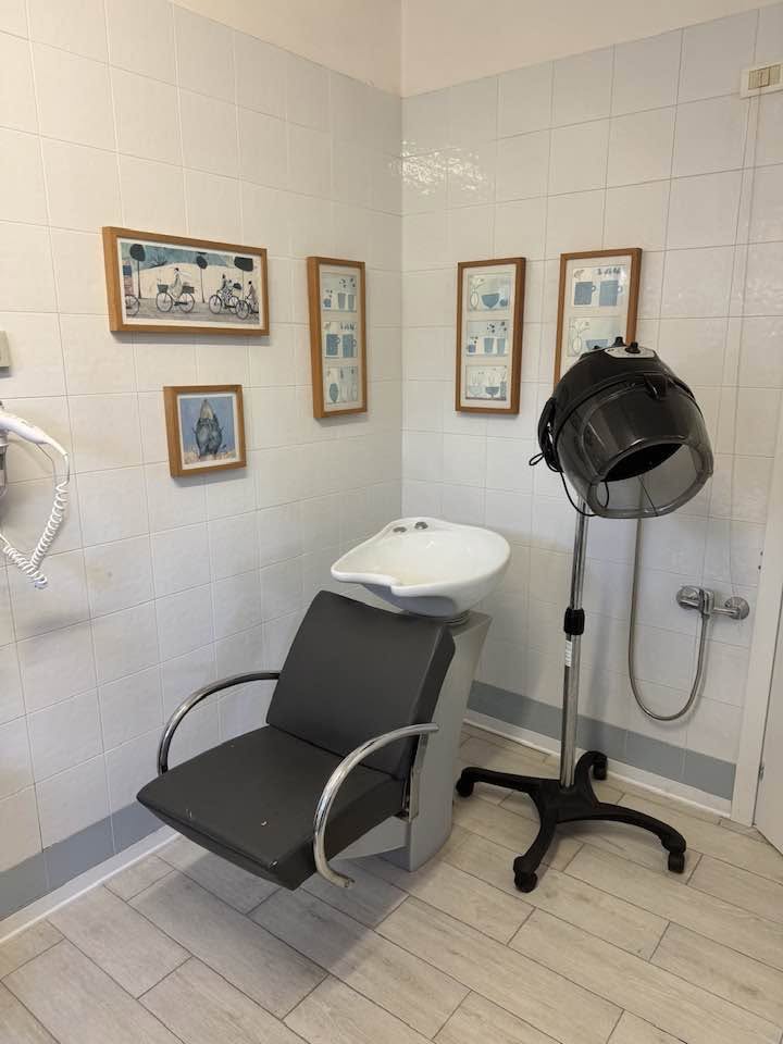 Lavatesta e casco professionale nella stanza benessere